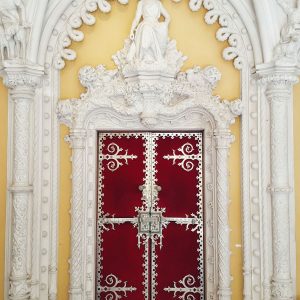 Quinta-da-Regaleira,-Sintra---inside-door