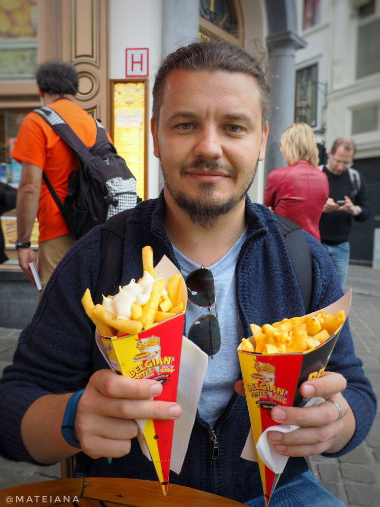 Belgian-Fries-at-Chez-Papy,-Brussels