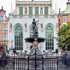 Artus-Court-and-Fountain-of-Neptune-in-Gdansk,-Poland