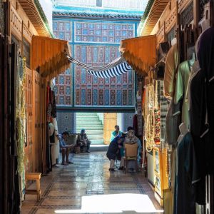 Textiles-Souk-in-Fez-Medina,-Morocco